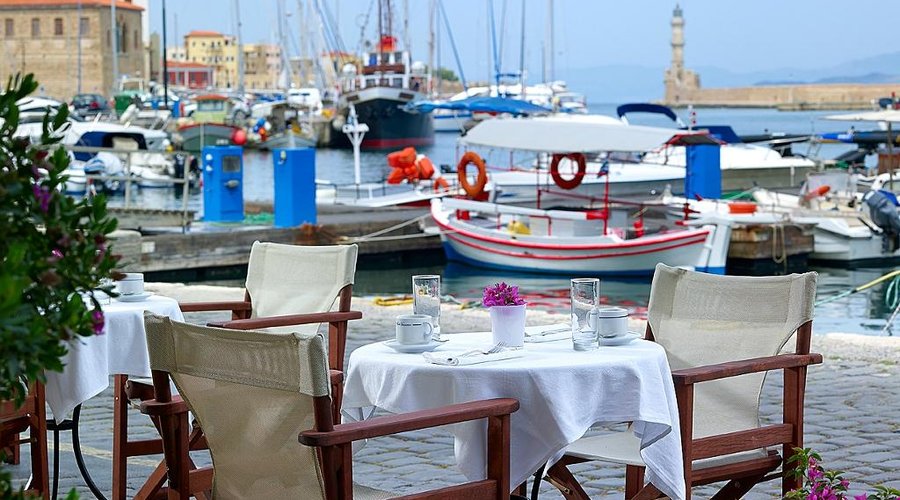 Refreshing breakfast at the seashore