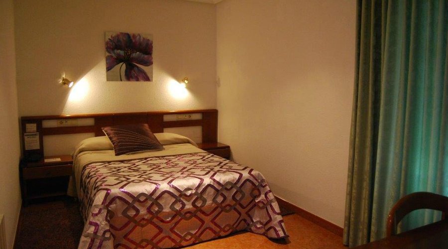 Habitación de matrimonio desde la que puede disfrutar del jardin.