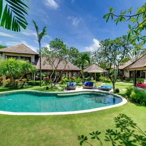 Villa Kakatua - pool and gardens