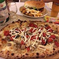 Pinsa cn Melenzane, pomodorini e ricotta stagionata, e panino.. Buonissimi