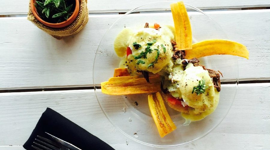 outdoor brunching