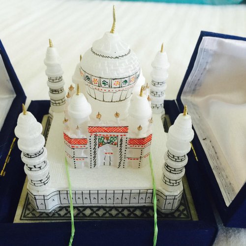 Gifts Online reloving musical Taj Mahal symbol of love showpiece- Valentine  Day Gift : Amazon.in: Home & Kitchen