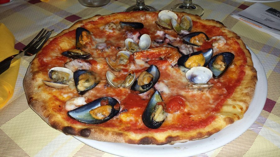Une très bonne pizza. Avec de vrais fruits de mer