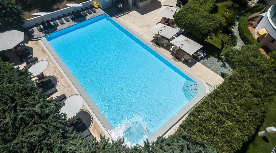 Piscina con angolo idromassaggio