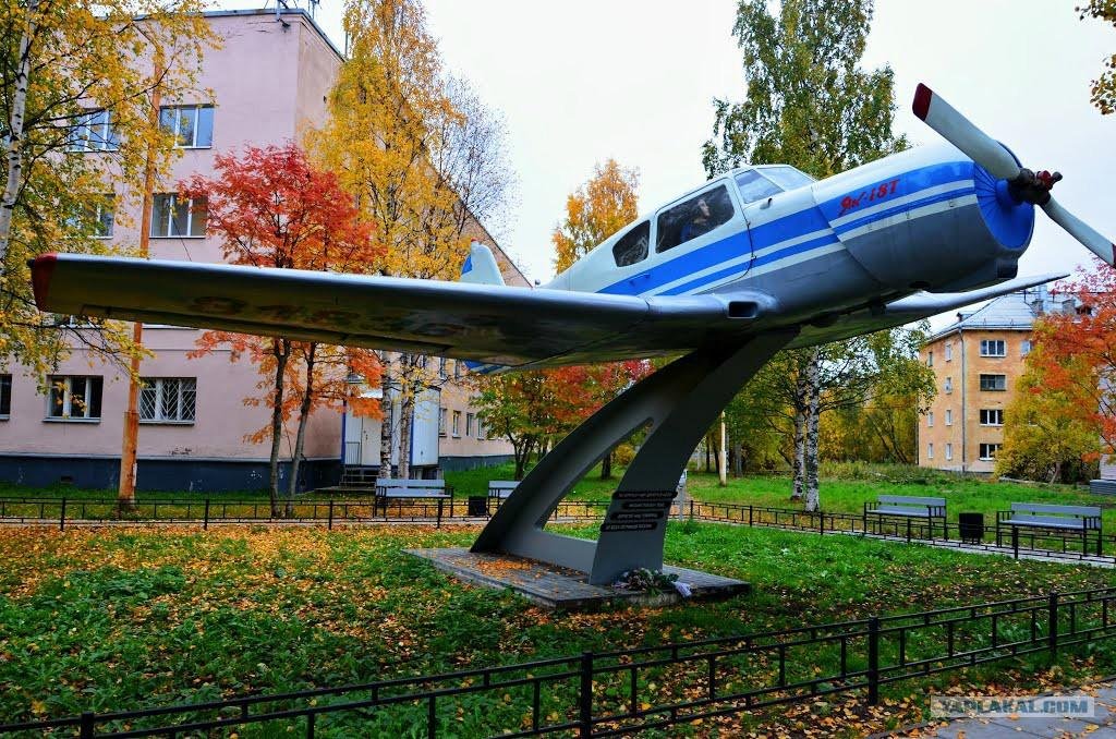 Памятник 18. Памятник самолёту як-18т. Аэропорт Архангельск памятник. Аэропорт Талаги памятник. Талаги аэропорт самолёт памятник.