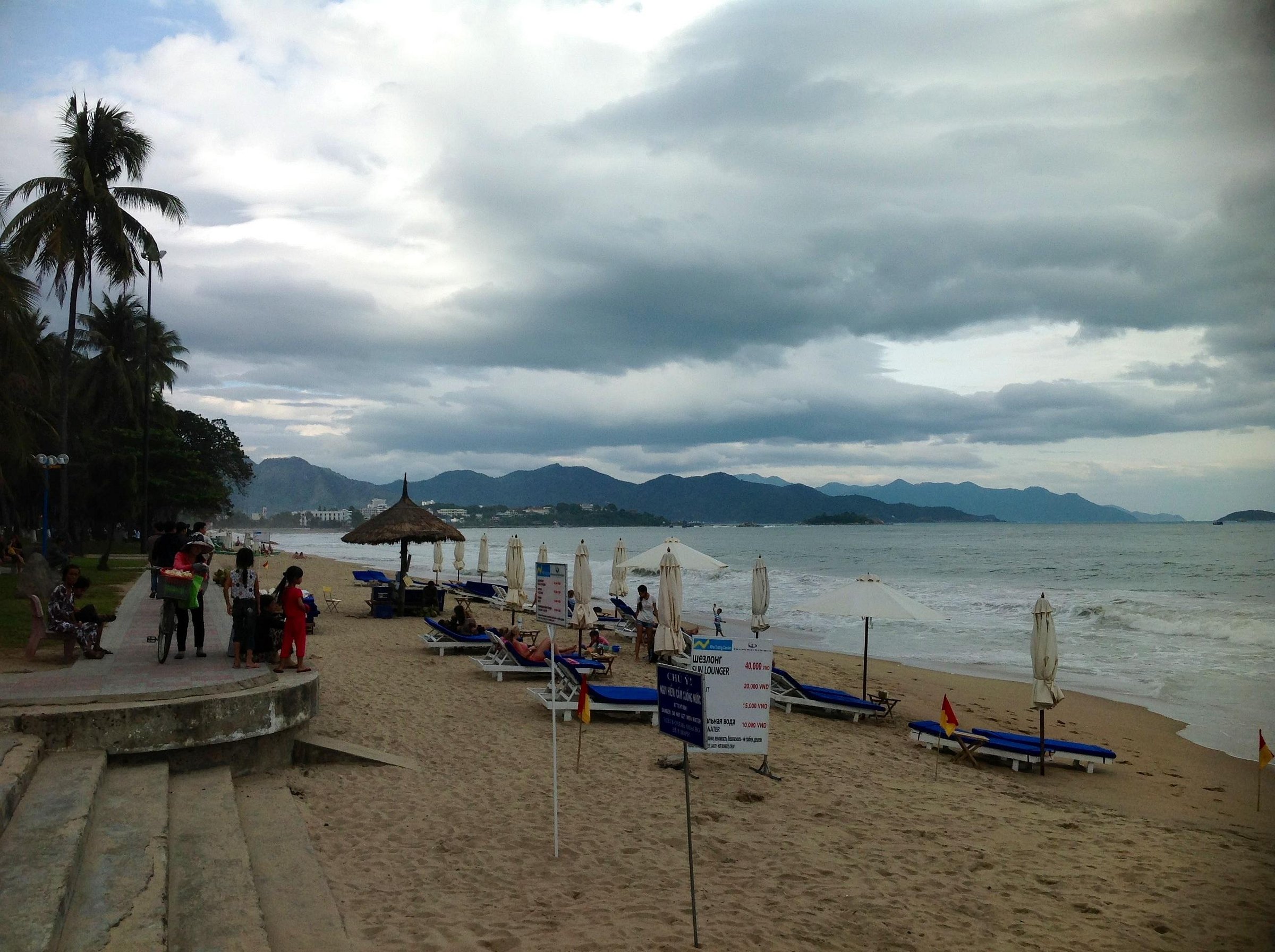 越南芽庄最美的沙滩     海滩只有银白色和孔雀蓝_图1-3