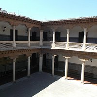 Guadalajara, España, Palacio de Mendoza - Convento de La Piedad. Patio central.