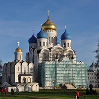 Передний фасад находился в ремонте, но храм работает