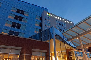 Hyatt Place Chicago/Midway Airport in Chicago, image may contain: Office Building, Convention Center, Hospital, City