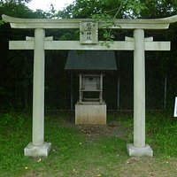 鳥居と祠だけ