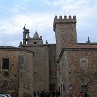 TORRE DE LAS CIGÜEÑAS DEL SIGLO XV CACERES españa