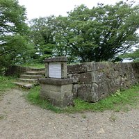 現在は石垣が残るのみ