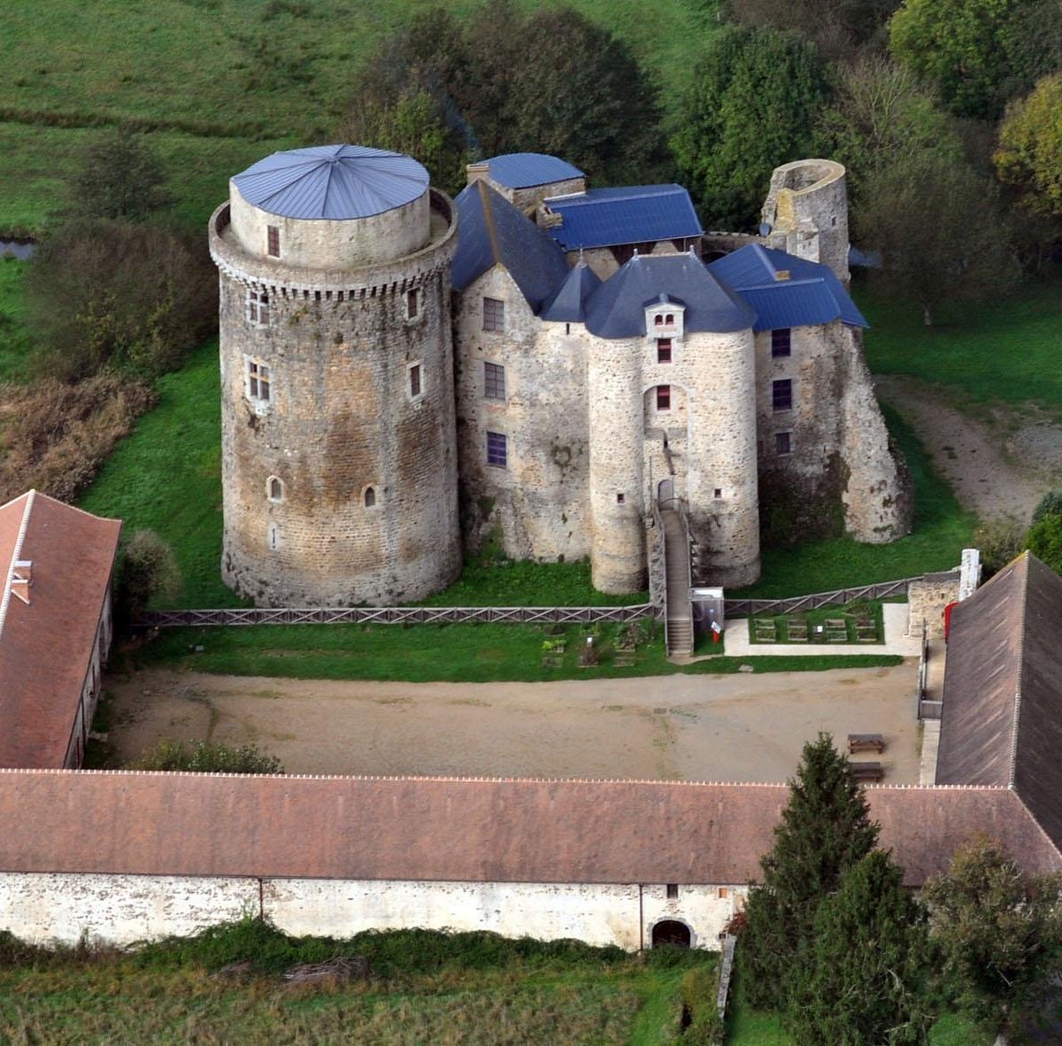Шато сен. Франция замок Месмин. Шато де Андре. Замок Андре. Шато Андре jpeg.