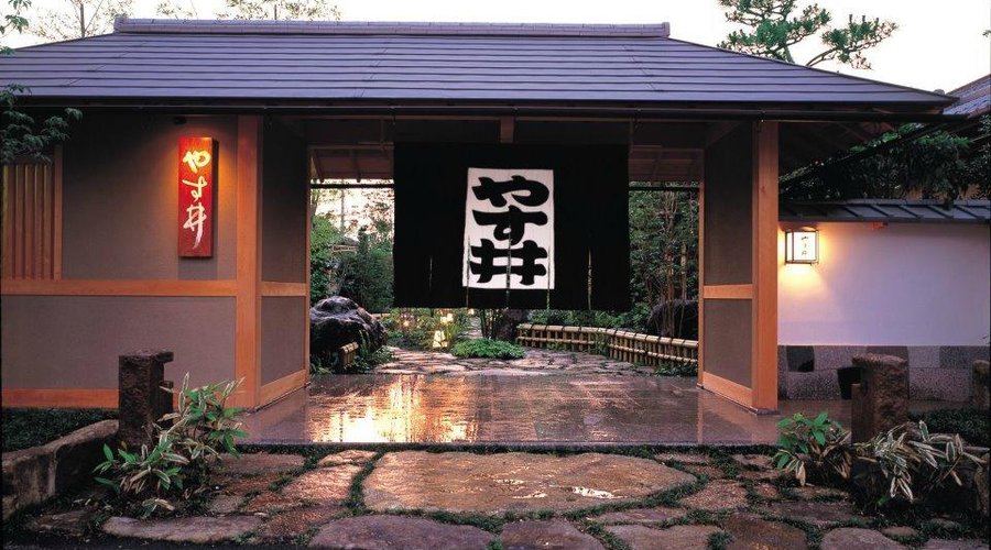 料亭旅館やす井の玄関　暖簾をくぐれば別世界