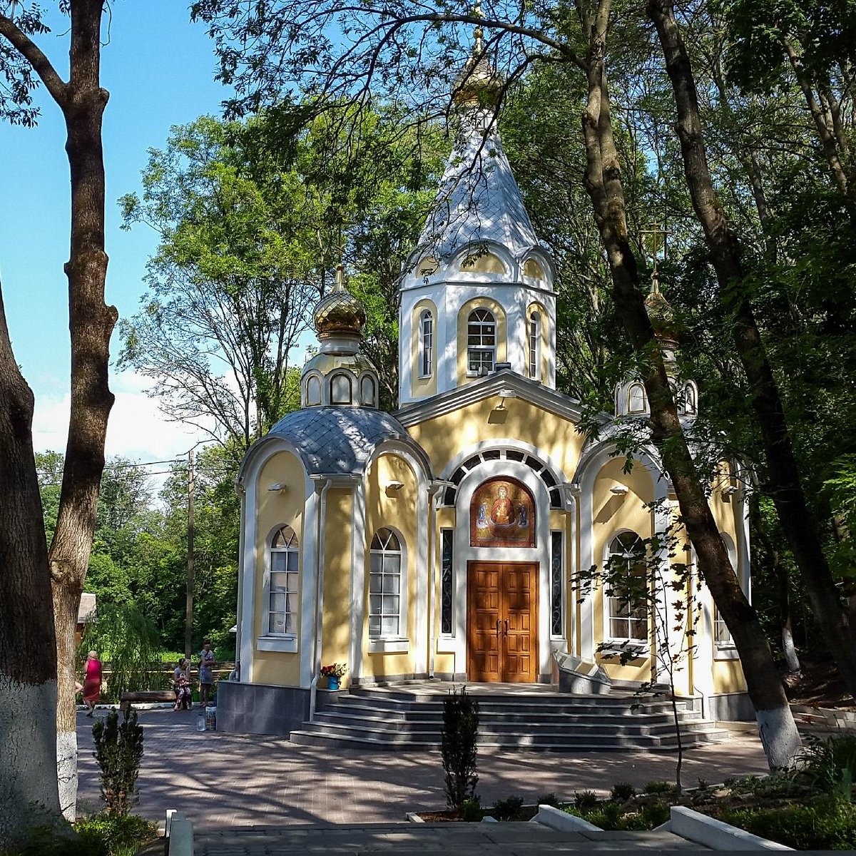 Петровка святой источник. Храм в Петровке Ростовская область. Село Петровка храм матери Божией. Церковь иконы Божией матери «Живоносный источник» (Петровка).