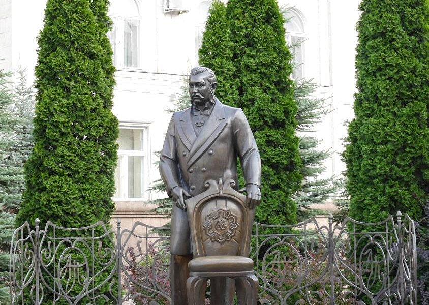 Alexandr Pashutin Statue image