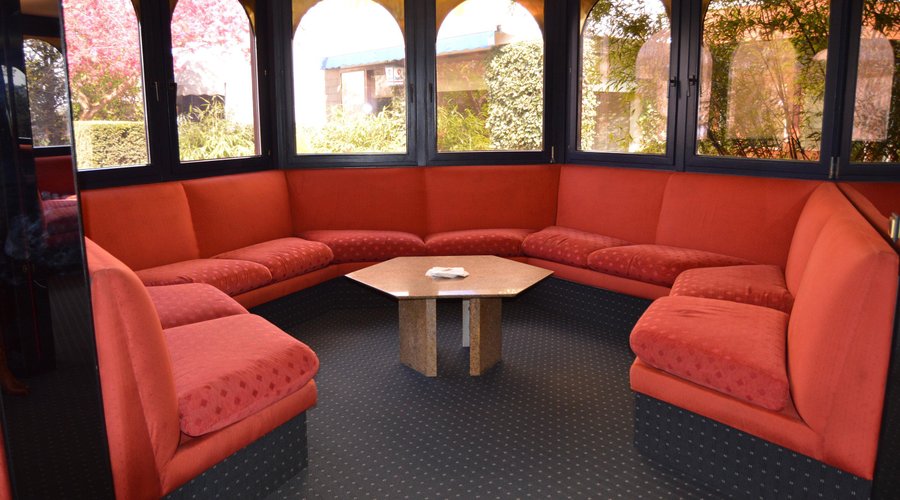 cocktail lounge