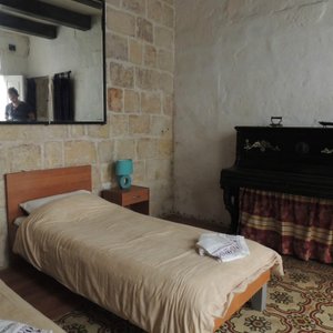 "antique" room with 2 single beds