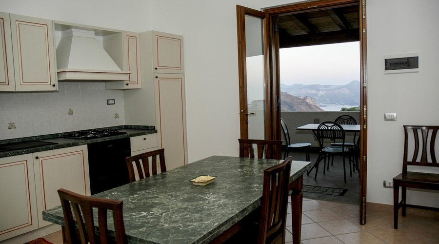Soggiorno dell'appartamento trilocale con vista mozzafiato sull'isola di Vulcano