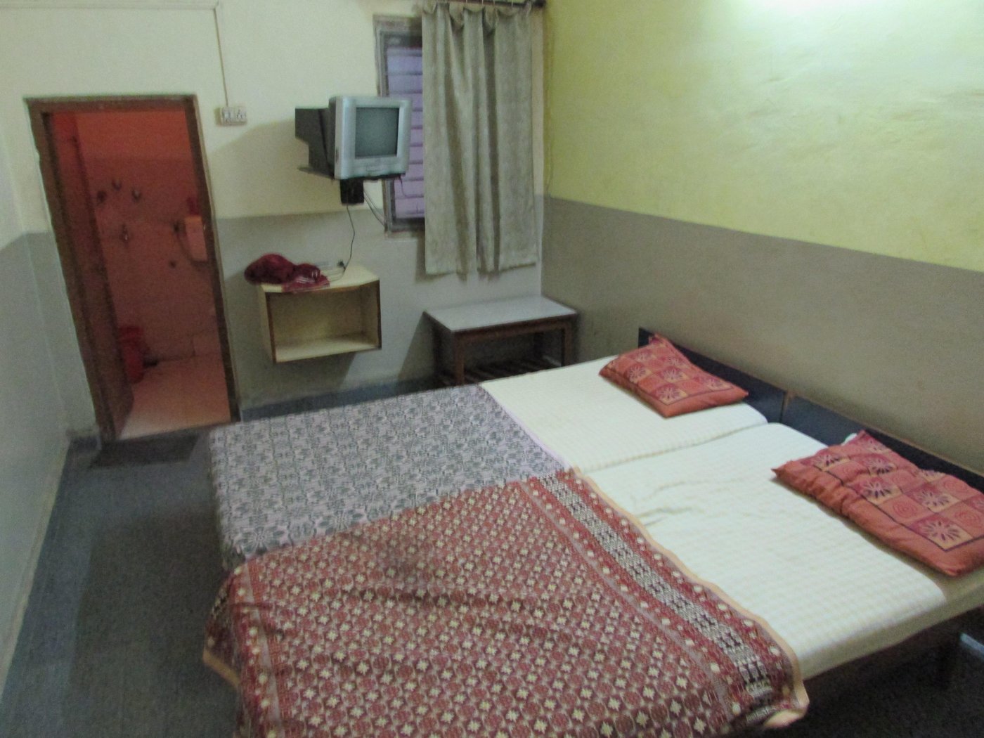 Hotel New Satkar Deluxe (Badami) - 호텔 리뷰