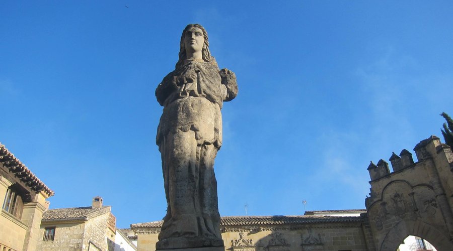 Figura de Himilce (Imilce) en la Plaza del Pópolo de Baeza