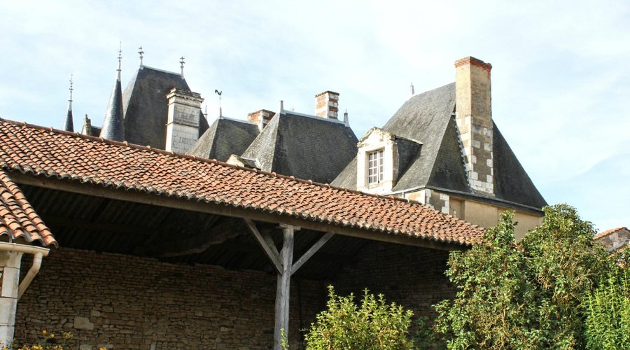 cour intérieure - vue sur les chambres et suites