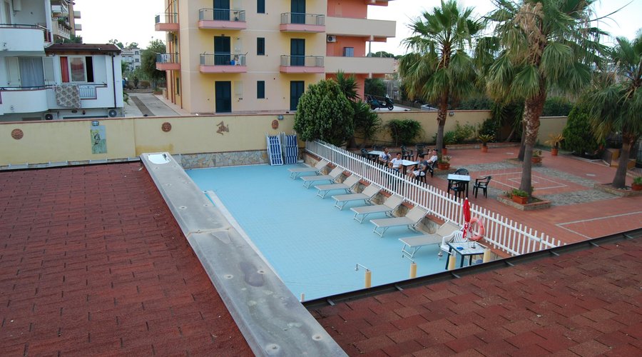 La piscina vista da una camera dell'hotel