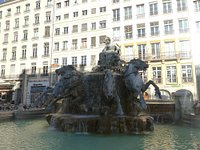 File:Fontaine Bartholdi Place des Terreaux.jpg - Wikipedia