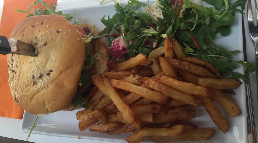 Burger bacon et salade poulet