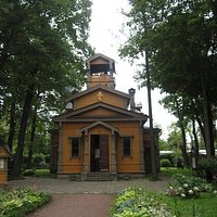 Снаружи церковь выглядит скромно
