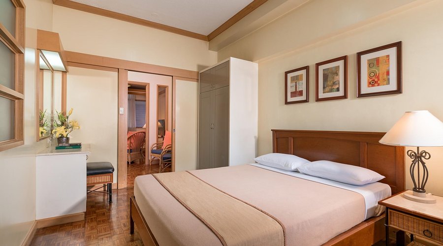 One Bedroom Suite (Bedroom)