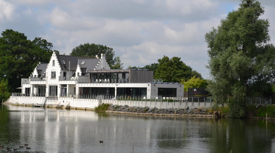 mooi wandelpad rond de vijver