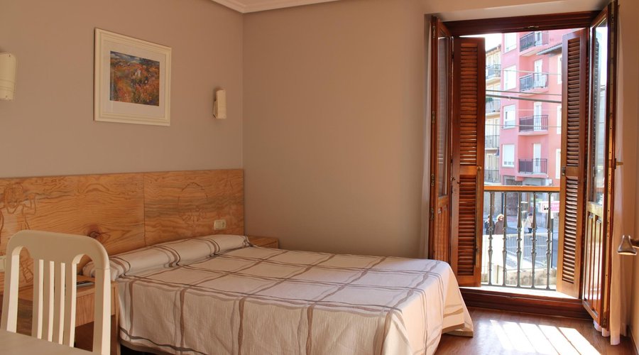 Habitación doble exterior, muy luminosa