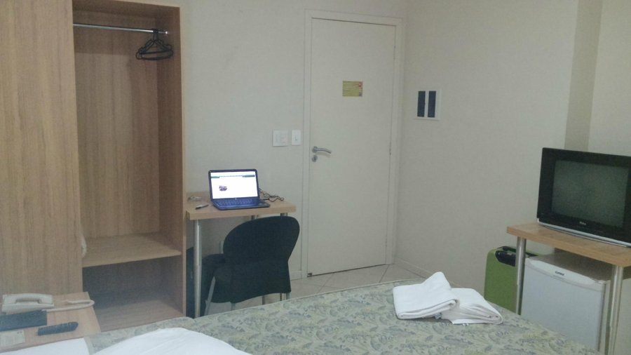 quarto espaçoso, bem montado