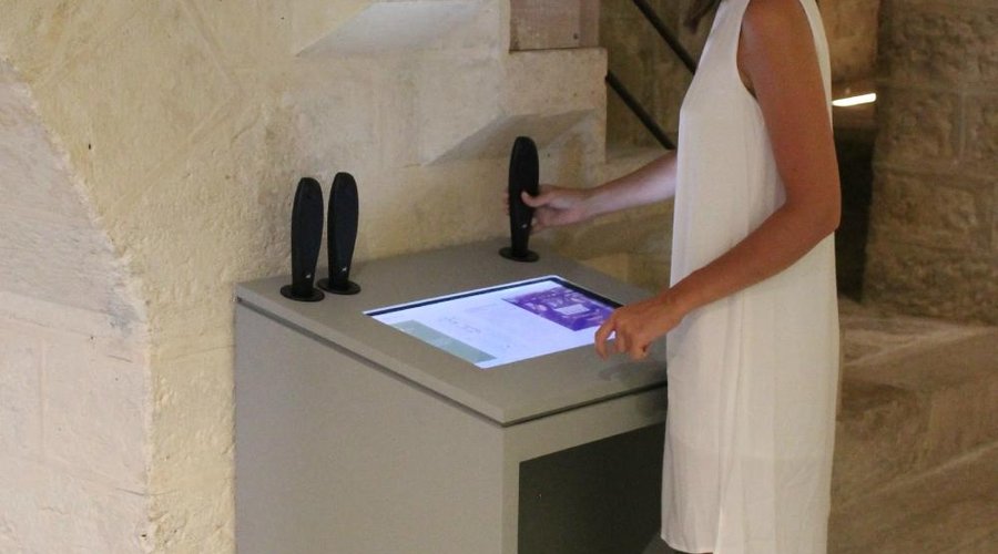 Muséographie, bornes, tablettes et contenus multimédias