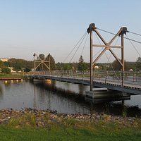Pont piétonnier et cycliste donnant accès au Parc des Îles.