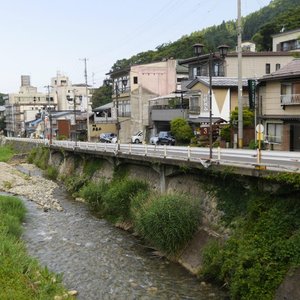 温泉街を望む