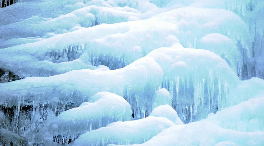Spettacolo di ghiaccio ai piedi della cascata zona FFS