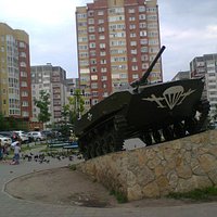 боевые машины на бульваре