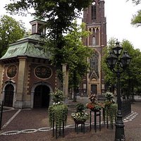 Gnadenkapelle, im Hintergrund Basilika