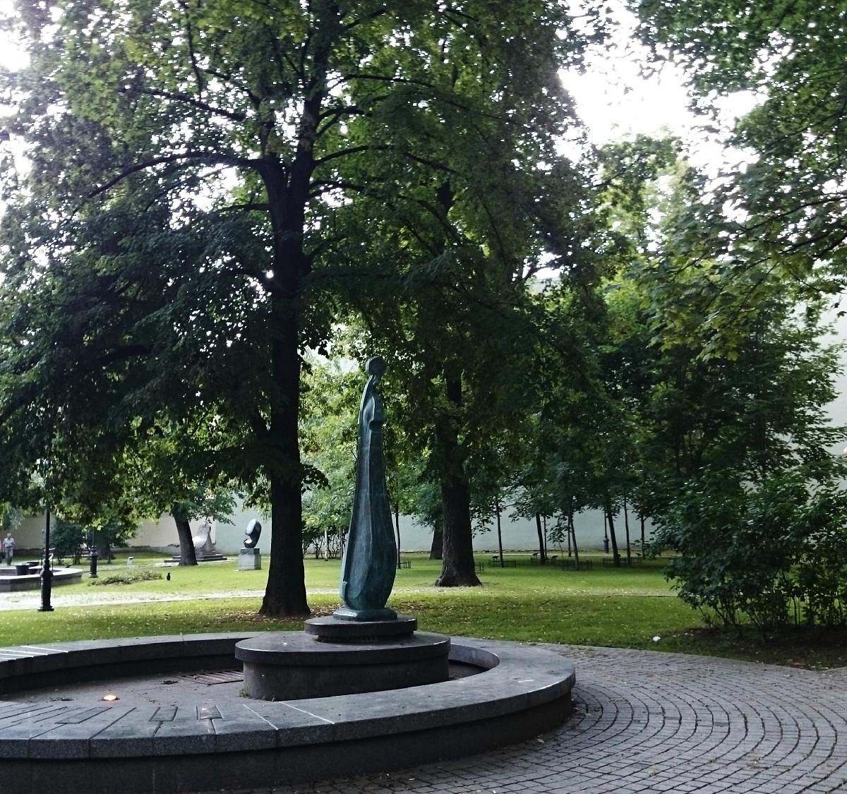 St petersburg gardens. Сад Андрея Петрова Санкт-Петербург. Фонтан скрипка женщина Каменноостровском проспекте, 32. Фонд Андрея Петрова Каменноостровский. Каменноостровский проспект 11 скрипка и.