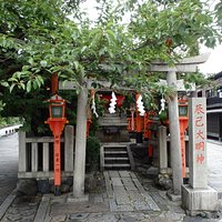 二つの通りが合流する地点にある大明神。京都が舞台のTVドラマの撮影名所です。撮影は大げさではなく、毎週のように実施されています。