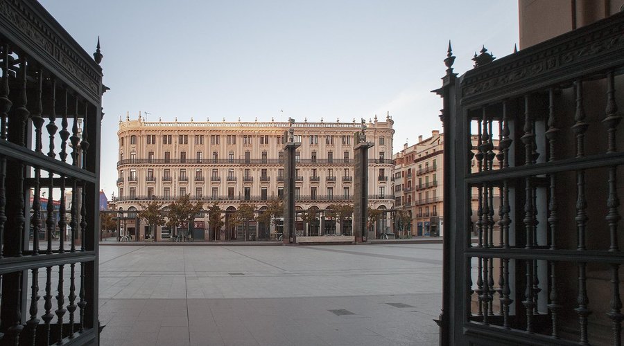 Fachada vista desde el Pilar