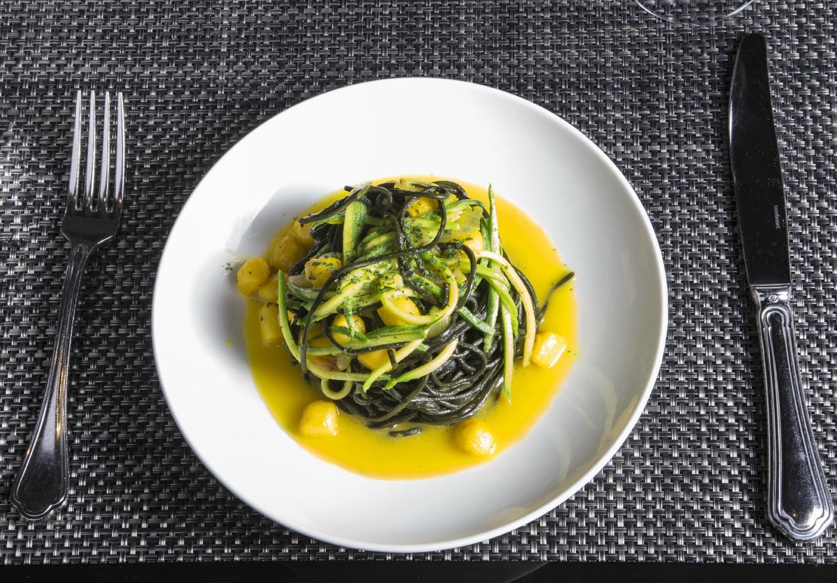TAGLIOLINI AL NERO CON CAPESANTE E PISTILLI DI ZAFFERANO
