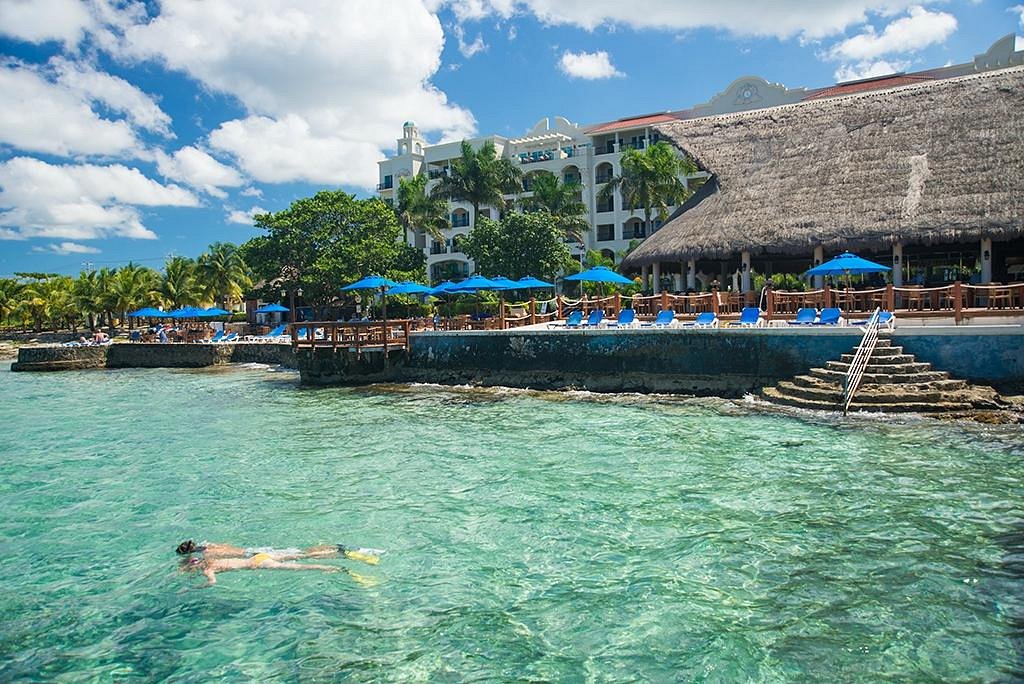 The Landmark Resort of Cozumel Pool Pictures & Reviews - Tripadvisor