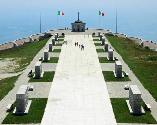 Cemitério em Nápoles oferece passeio 'macabro' a turistas - InfoMoney