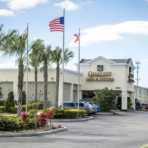 Quality Inn & Suites Near Fairgrounds Ybor City in Tampa, image may contain: Flag, Hotel, Car, Inn