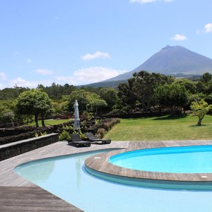 Zona das piscinas com a vista sobre o Pico