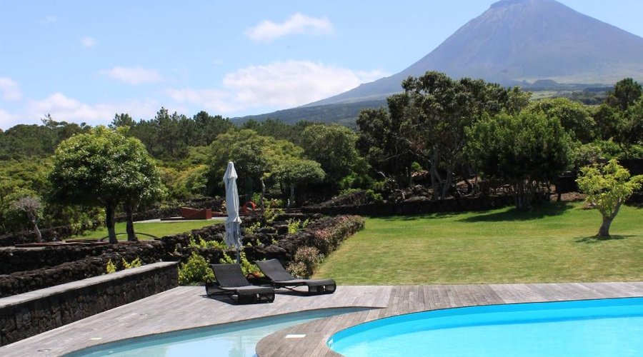 Zona das piscinas com a vista sobre o Pico