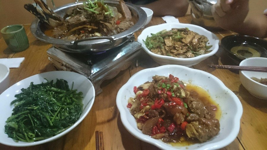 値段も安く、味もよい、昔の中国を感じさせる店内、本場湘菜と白酒美味美味